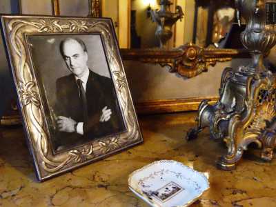 Tra i ritratti pi� moderni notiamo infine una foto in bianco e nero incorniciata. �Si tratta di mio zio Biagio, detto Gi�, architetto di fama internazionale � dichiara il padrone di casa -. Progett� in tutto il mondo ville, alberghi ed edifici pubblici, tra cui il Palazzo di Giustizia di Taranto� 